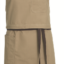 Beige forklæde med to lommer, en på brystet og en på hoften, og brune stropper, hænger mod en hvid baggrund.