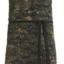 Forklædet er i camouflage-mønster med sorte stropper og flere lommer foran. Det hænger og vises i en simpel studiebaggrund.