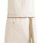Forklæde hænger med en brun snor bundet omkring taljen; det har en stor lomme på forsiden og er placeret mod en neutral baggrund.