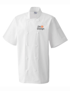Kokkejakke i hvid med korte ærmer, prydet med teksten "Dit Design" i sort og orange på brystet, set mod en hvid baggrund.