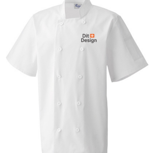 Kokkejakke i hvid med korte ærmer, prydet med teksten "Dit Design" i sort og orange på brystet, set mod en hvid baggrund.
