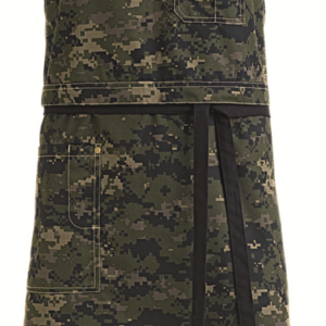 Forklæde i camouflageprint med sorte bånd hænger. Foran er der to lommer til opbevaring. Baggrund er neutral, hvilket fremhæver forklædets mønster og design.
