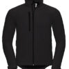 Sort softshell-jakke med lynlås foran, høj krave og lommer på bryst- og hofteområde. Jakken er placeret mod en ensfarvet hvid baggrund.