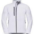En hvid jakke med lynlåslukninger foran og på brystlommen, samt sidelommer med lynlåse. Jakken har en høj krave og velcrolukninger ved håndleddene.
