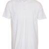 Hvid T-shirt hænger stillestående mod en ensfarvet baggrund, uden tryk eller mønster. Stoffet er enkelt og udekoreret, hvilket fremhæver dens minimalistiske design.