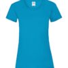 Blå T-shirt med kort ærmer hænger på en flad overflade. Mærket på indersiden af kraven viser "FRUIT OF THE LOOM HD".