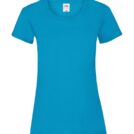 Blå T-shirt med kort ærmer hænger på en flad overflade. Mærket på indersiden af kraven viser "FRUIT OF THE LOOM HD".