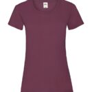 Bordeaux t-shirt med korte ærmer og rund halsudskæring ses siddende på en hvid baggrund. På mærket ved nakken står der "Fruit of the Loom" og "Belcoro".