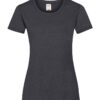 Sort t-shirt hænger frit mod en hvid baggrund. Den er uden mønster, med rund hals og korte ærmer. Inde i kraven er en label med teksten: "Fruit of the Loom."
