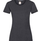 Sort t-shirt hænger frit mod en hvid baggrund. Den er uden mønster, med rund hals og korte ærmer. Inde i kraven er en label med teksten: "Fruit of the Loom."