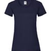 En sort t-shirt er centreret og statisk. T-shirten har korte ærmer og rund hals. Baggrunden er hvid og neutral, hvilket fremhæver t-shirtens mørke farve.