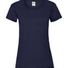 En sort t-shirt er centreret og statisk. T-shirten har korte ærmer og rund hals. Baggrunden er hvid og neutral, hvilket fremhæver t-shirtens mørke farve.