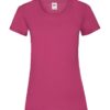 Pink T-shirt med rund hals hænger mod en hvid baggrund. Mærkeetiket på indersiden ved halsudskæringen, hvor der står “Fruit of the Loom” med et lille bomuldslogo.