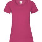Pink T-shirt med rund hals hænger mod en hvid baggrund. Mærkeetiket på indersiden ved halsudskæringen, hvor der står “Fruit of the Loom” med et lille bomuldslogo.