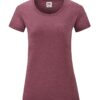 Bordeaux T-shirt med korte ærmer på hvid baggrund. Der er en etiket inde i nakken med teksten "Fruits of the Loom" og andre informationer.