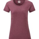 Bordeaux T-shirt med korte ærmer på hvid baggrund. Der er en etiket inde i nakken med teksten "Fruits of the Loom" og andre informationer.