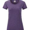 En kortærmet, lilla T-shirt med rund hals er fotografieret mod en hvid baggrund. Etiket på indersiden af nakken viser "Fruit of the Loom".