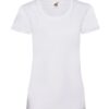 Hvid T-shirt hænger frontalt i et neutralt rum. Etiket med ordet "FRUIT" synlig ved halsen.
