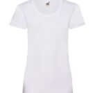 Hvid T-shirt hænger frontalt i et neutralt rum. Etiket med ordet "FRUIT" synlig ved halsen.