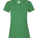 Grøn t-shirt med korte ærmer og rund hals lagt fladt på en hvid baggrund. Mærket viser "Fruit of the Loom".