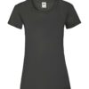 En sort t-shirt med korte ærmer og en crew-neck halsudskæring vises. Et lille hvidt mærke med teksten "Fruit of the Loom" er syet på indersiden af kraven.