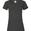 En sort t-shirt med korte ærmer og en crew-neck halsudskæring vises. Et lille hvidt mærke med teksten "Fruit of the Loom" er syet på indersiden af kraven.