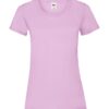Lyselilla t-shirt, kortærmet, strøget og glat, hænger på en usynlig bøjle mod en hvid baggrund. Tekst på indvendig etiket: "Fruit of the Loom".