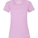 Lyselilla t-shirt, kortærmet, strøget og glat, hænger på en usynlig bøjle mod en hvid baggrund. Tekst på indvendig etiket: "Fruit of the Loom".