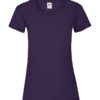 En lilla t-shirt med rund hals ligger fladt på en hvid baggrund. Der er en etiket i nakken med teksten "Fruit of the Loom".