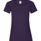 En lilla t-shirt med rund hals ligger fladt på en hvid baggrund. Der er en etiket i nakken med teksten "Fruit of the Loom".