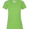 Lysegrøn t-shirt hænger frit uden baggrund, set forfra. T-shirten har korte ærmer og en rund halsudskæring. Et mærke med teksten "Fruit of the Loom" er synligt i nakken.