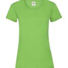 Lysegrøn t-shirt hænger frit uden baggrund, set forfra. T-shirten har korte ærmer og en rund halsudskæring. Et mærke med teksten "Fruit of the Loom" er synligt i nakken.
