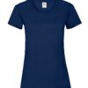 En marineblå bomulds-t-shirt med korte ærmer og rund halsudskæring er placeret mod en hvid baggrund. Et etiket med teksten "Fruit of the Loom" ses på indersiden af kraven.