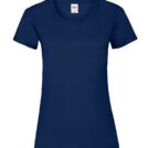 En marineblå bomulds-t-shirt med korte ærmer og rund halsudskæring er placeret mod en hvid baggrund. Et etiket med teksten "Fruit of the Loom" ses på indersiden af kraven.