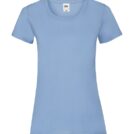 En lyseblå t-shirt hænger uden synlige ophængsmidler mod en hvid baggrund. Der er et mærke på indersiden af kraven med teksten "FRUIT OF THE LOOM" og "S".