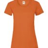 Orange t-shirt med korte ærmer og rund hals hængende i luften. En hvid etiket i nakken viser mærket "Fruit of the Loom" og størrelsen "M".