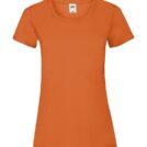 Orange t-shirt med korte ærmer og rund hals hængende i luften. En hvid etiket i nakken viser mærket "Fruit of the Loom" og størrelsen "M".