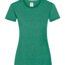 Grøn t-shirt hænger i luftigt, hvidt miljø. Etiket viser "NATIVE SPIRIT" og "XS".