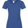 Blå t-shirt med korte ærmer og rund hals hænger draperet fladt mod en hvid baggrund. Mærkatet viser et logo og størrelse "M".