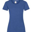 Blå t-shirt med korte ærmer og rund hals hænger draperet fladt mod en hvid baggrund. Mærkatet viser et logo og størrelse "M".
