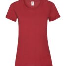 Rød t-shirt hænger mod en hvid baggrund. Etiket på kraven viser mærkets logo samt teksten: "Fruit of the Loom".
