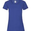 Blå t-shirt med korte ærmer i en enkel og ensfarvet stil. Trøjen vises på en hvid baggrund. Inde i kraven er et mærke med teksten: "FRUIT OF THE LOOM."