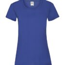 Blå t-shirt med korte ærmer i en enkel og ensfarvet stil. Trøjen vises på en hvid baggrund. Inde i kraven er et mærke med teksten: "FRUIT OF THE LOOM."