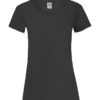 Sort, kortærmet T-shirt fremvist frontalt. Tekst på etiketten: "FRUIT OF THE LOOM."  Stilfuld, minimalistisk design uden mønster eller grafik. Baggrund er ensfarvet hvid.