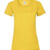 Gul T-shirt hængende imod en hvid baggrund. Trøjen har et rundt halsudskæring og korte ærmer. Teksten på etiketten inde i nakken viser "Fruit of the Loom R."