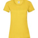 Gul T-shirt hængende imod en hvid baggrund. Trøjen har et rundt halsudskæring og korte ærmer. Teksten på etiketten inde i nakken viser "Fruit of the Loom R."