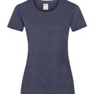 Mørkeblå t-shirt vises på en hvid baggrund. T-shirten er en simpel, kortærmet design med rund hals. Label inde i nakken indeholder teksten "Fruit of the Loom".