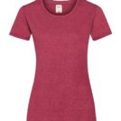 En kortærmet, mørkerød T-shirt med rund hals, vises forfra mod en hvid baggrund. Et mærkat indeni kraven viser mærket "Fruit of the Loom".