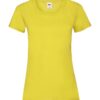 En lysegul t-shirt vises med korte ærmer og rund hals set mod en hvid baggrund. En lille etiket med teksten "FRUIT OF THE LOOM" ses indvendigt ved halsudskæringen.