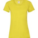 En lysegul t-shirt vises med korte ærmer og rund hals set mod en hvid baggrund. En lille etiket med teksten "FRUIT OF THE LOOM" ses indvendigt ved halsudskæringen.